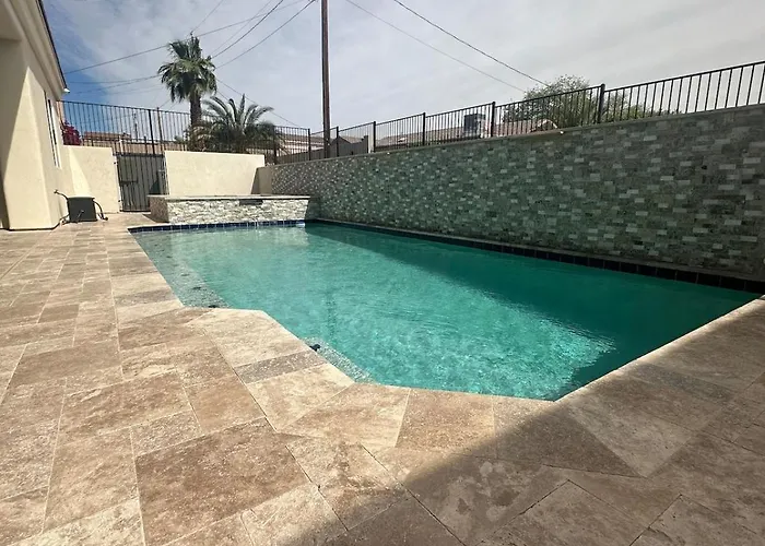 Beautiful New Construction - New Pool & Spa! Ferienhaus