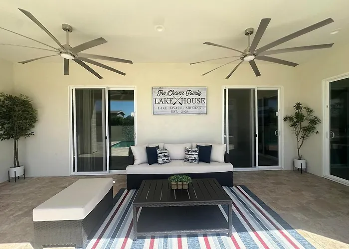 Beautiful New Construction - New Pool & Spa! Ferienhaus