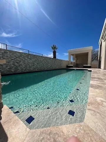 Beautiful New Construction - New Pool & Spa! Ferienhaus